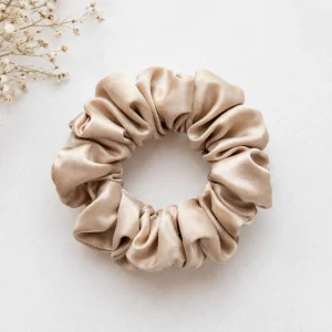 Saténová gumička do vlasů handmade – béžová scrunchie šetrná k vlasům