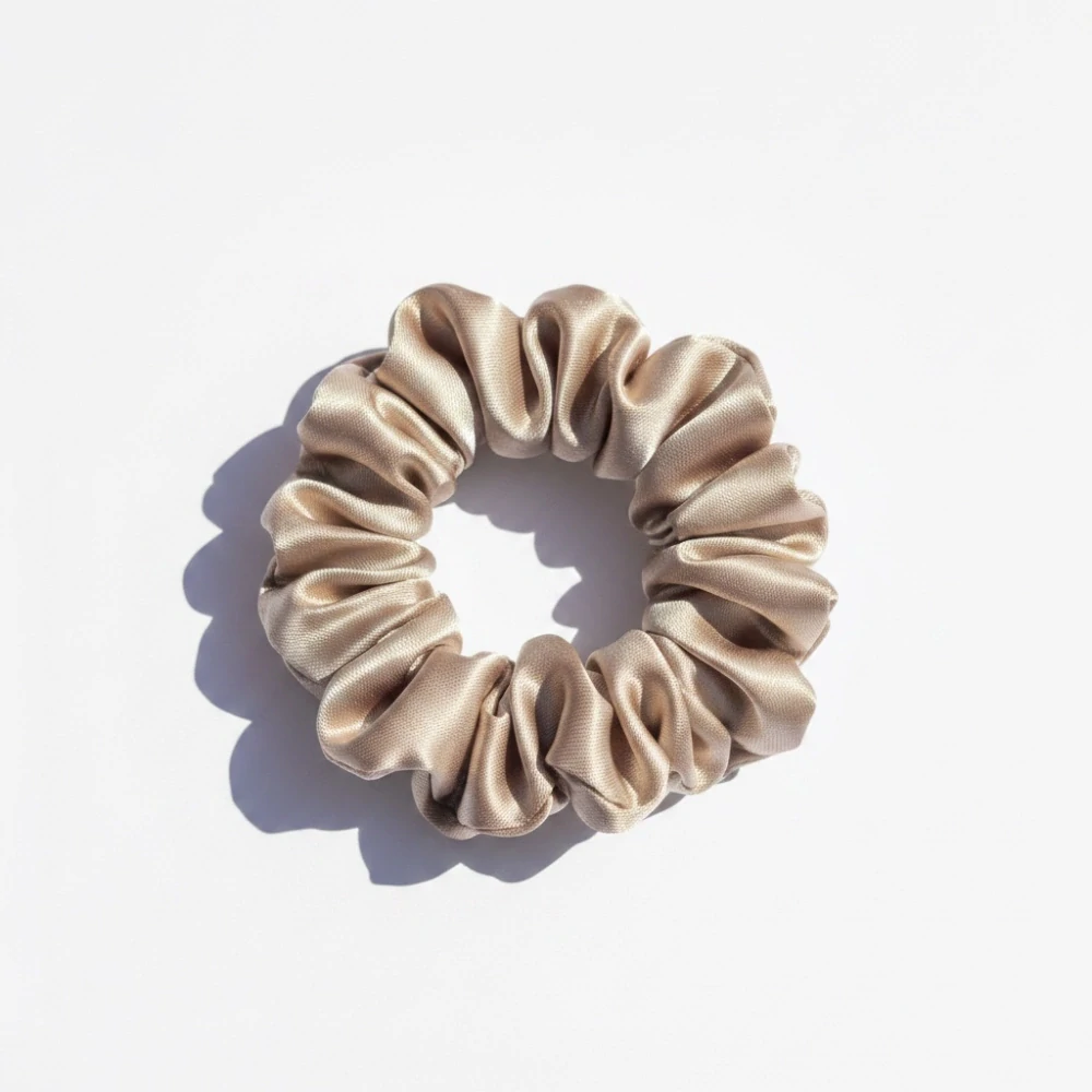 Saténová gumička do vlasů handmade – béžová scrunchie šetrná k vlasům