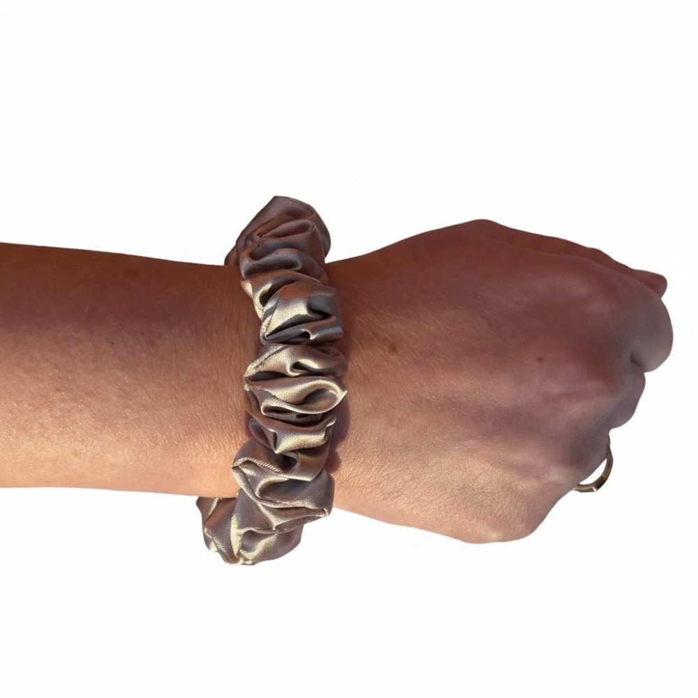 Saténová gumička do vlasů handmade – béžová scrunchie šetrná k vlasům